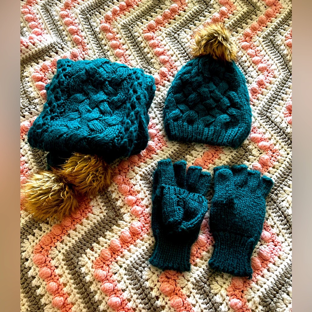 Soft and warm teal greenish, blueish knit scarf and mittens/gloves set - Picture 3 of 3
